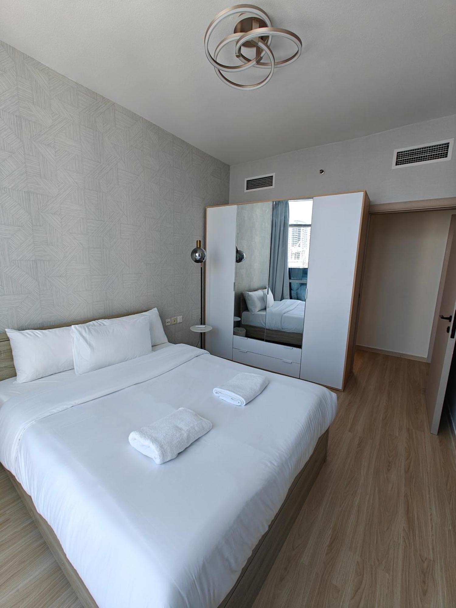 Апартаменти Marina View Spacious 2 Bhk *